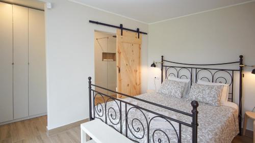 滨海阿雷尼斯Holidays en Arenys de Mar y Montaña的一间位于客房内的带黑色床的卧室