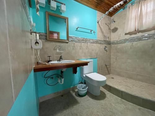库尔克岛阳光大海旅馆的浴室配有盥洗盆、卫生间和浴缸。