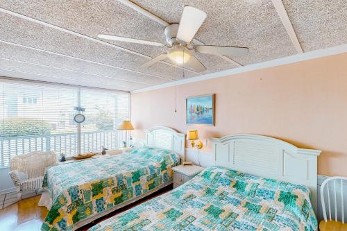 大西洋滩Shorely Suite的一间卧室配有两张床和吊扇