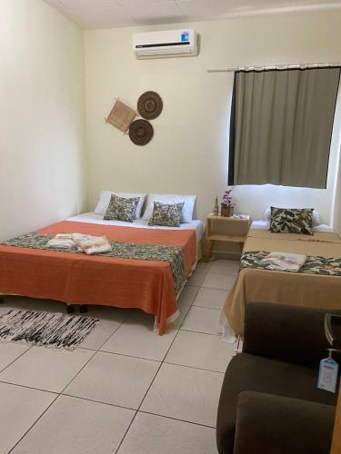 德尔米鲁戈韦亚Bom Sossego Pousada DG的客房设有两张床和窗户。