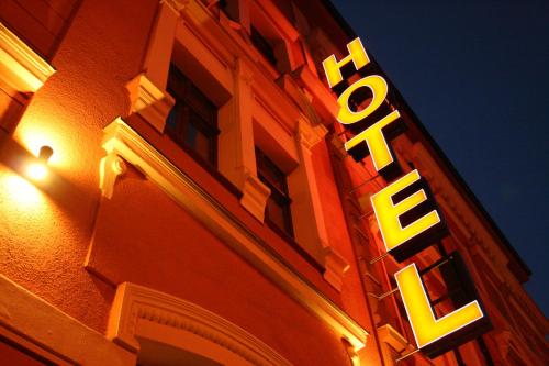 霍穆托夫Wellness Hotel Beethoven的建筑物一侧的 ⁇ 虹灯标志