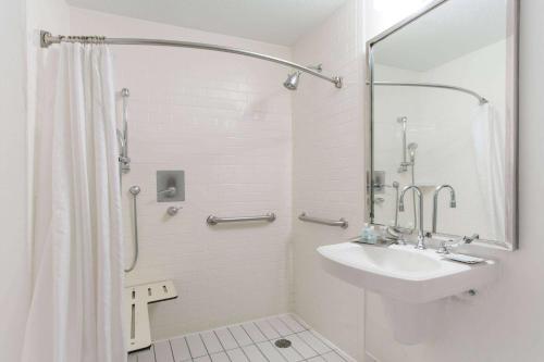 马纳萨斯马纳萨斯温德姆花园酒店的白色的浴室设有水槽和淋浴。