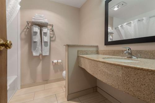 伊萨卡最佳西方大学酒店的一间带水槽和镜子的浴室
