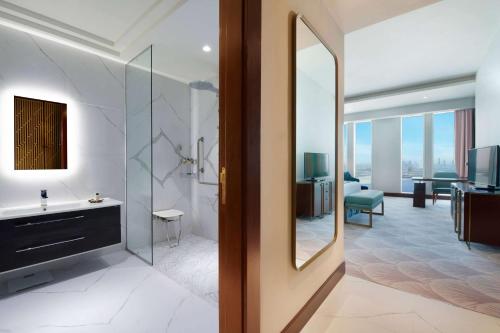 多哈Wyndham Grand Doha West Bay Beach的一间带水槽和镜子的浴室