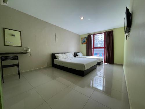 科塔达曼萨拉Parc Hotel Pelangi Damansara的酒店客房设有两张床和窗户。