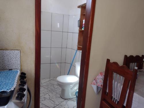 伊列乌斯Sobrado aconchegante的一间带卫生间和淋浴的小浴室