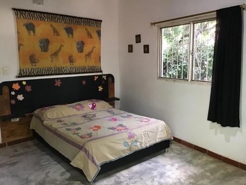 塔甘加Casa Bella的一间卧室设有一张床和一个窗口