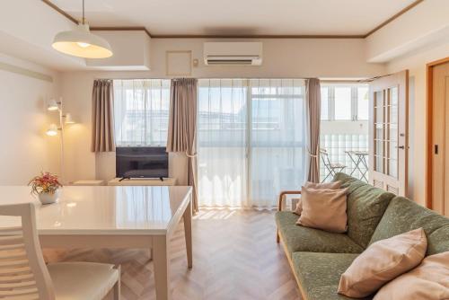 大阪环球湾公寓式酒店的客厅配有沙发和桌子