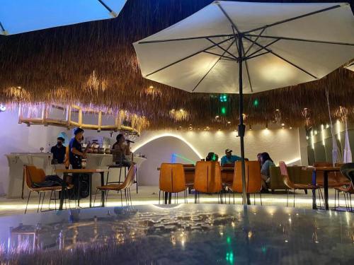 邦劳Bassa nova villa的一间带桌椅和遮阳伞的餐厅