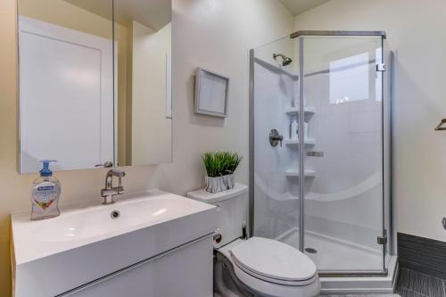 圣马特奥市Marbella Lane - Bright and Cozy Home near SFO的带淋浴、卫生间和盥洗盆的浴室