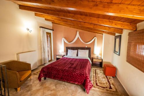 卡拉维塔安纳斯琼酒店的一间卧室配有一张大床和红色的床罩