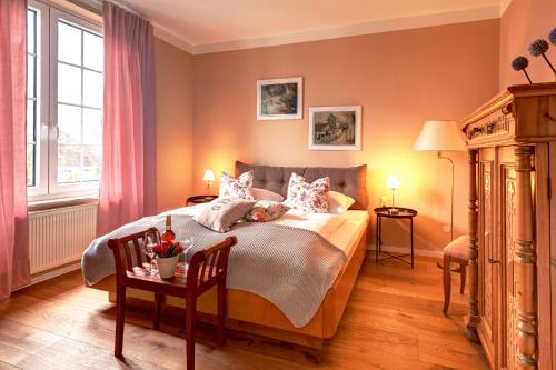 比苏姆老堤高尔夫乡村酒店的一间卧室设有一张大床和一个窗户。
