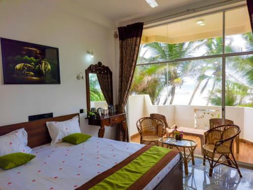 卡卢特勒Hotel Coconut Bay的一间卧室设有一张床和一个大窗户
