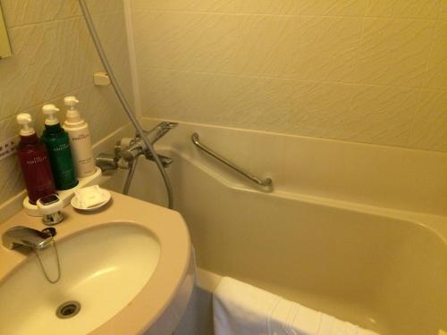 成田成田U-城市酒店的浴室配有卫生间、盥洗盆和浴缸。