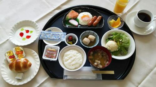 成田成田U-城市酒店的桌子上的一个黑盘食物
