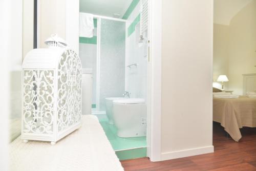 罗马罗马最佳住宿加早餐旅馆的白色的浴室设有卫生间和水槽。