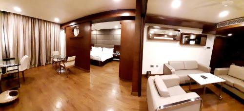 维杰亚瓦达Fortune Murali Park, Vijayawada - Member ITC's Hotel Group的客厅配有白色沙发、沙发和桌子