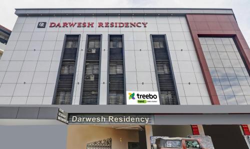 科泽科德Treebo Trend Darwesh Residency的带有路标的建筑物,读取车道居住证
