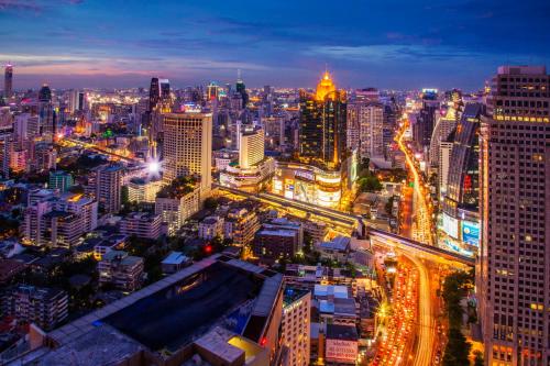 曼谷Column Bangkok Hotel的夜间有交通的城市