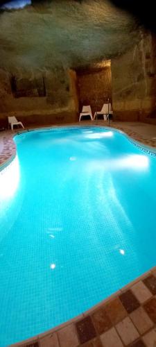 圣劳伦斯Ta Majsi farmhouse with indoor heated pool的洞穴里的一个大型蓝色游泳池