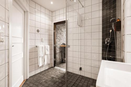 林雪平Comfort Hotel Linköping City的设有带步入式淋浴间和盥洗盆的浴室