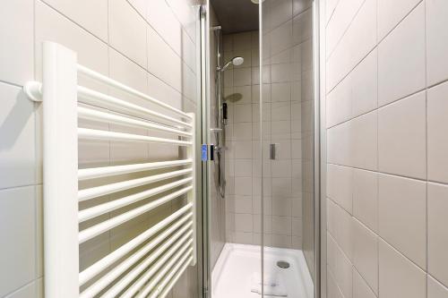 德累斯顿MEININGER Hotel Dresden Zentrum的浴室内带卫生间的淋浴间
