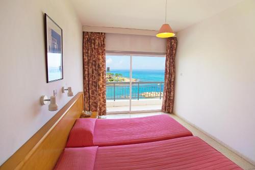 普罗塔拉斯Pola Costa Beach Hotel Apts - Adults Only的一间卧室设有一张床,享有海景