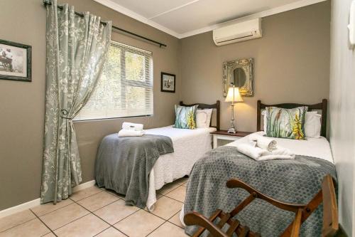 奥茨胡恩埃尔多拉多私家珍藏酒店的一间卧室设有两张床和窗户。