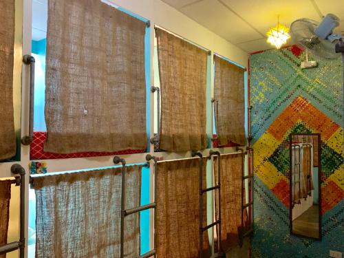 邦劳穆恩富尔斯旅舍的浴室设有棕色窗帘和带镜子的墙壁