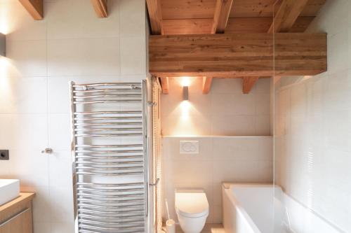 里雾诗Chalet Athina的一间带卫生间和浴缸的浴室