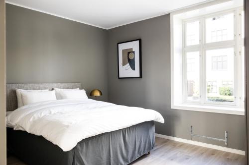 奥斯陆Frogner House - Uranienborg的一间卧室设有一张大床和一个窗户。