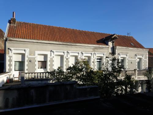 圣阿芒莱索奥瑞赖温泉公寓的一座白色的大建筑,有红色的屋顶