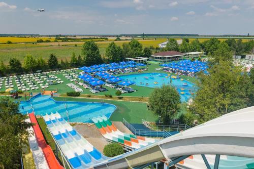 奥托佩尼RIN Airport Hotel的享有带遮阳伞的大型游泳池的顶部景致