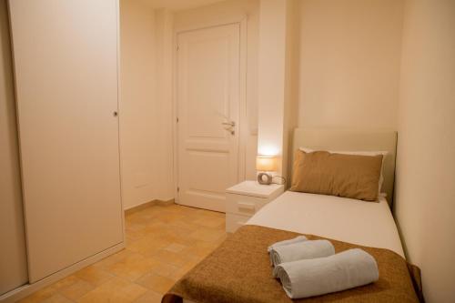 托雷德尔斯泰尔Cann'e Sisa Luxury Villa Perla Marina B的一间小卧室,配有一张床和一扇门