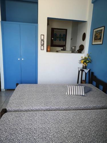 费索斯Maria's Studios blue的一间卧室设有一张大床和蓝色的墙壁