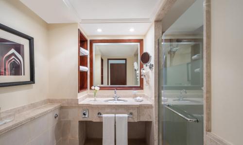 麦加麦加哈加塔瑞享酒店的一间带水槽和淋浴的浴室