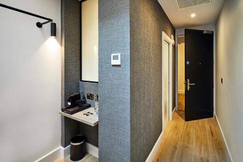 都柏林Handel's Hotel的浴室设有水槽和墙上的镜子