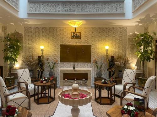 马拉喀什Riad Wazani Square & SPA的客厅设有壁炉和电视。