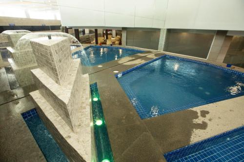 磅湛Lbn亚洲酒店的大楼内的大型游泳池
