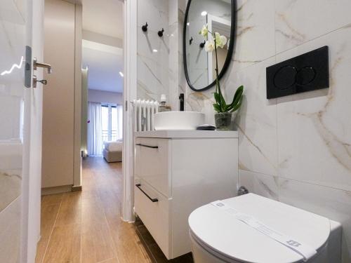 比雷埃夫斯Elegant Suite - Piraeus的白色的浴室设有卫生间和镜子