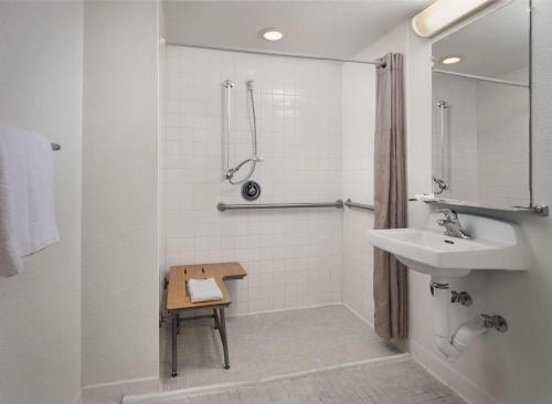 圣西米恩圣西米恩-赫氏古堡地区6号汽车旅馆的白色的浴室设有水槽和淋浴。