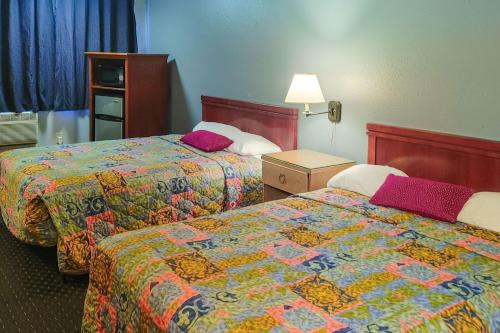 西塔科西塔罗德维旅馆的酒店客房,设有两张床和一盏灯
