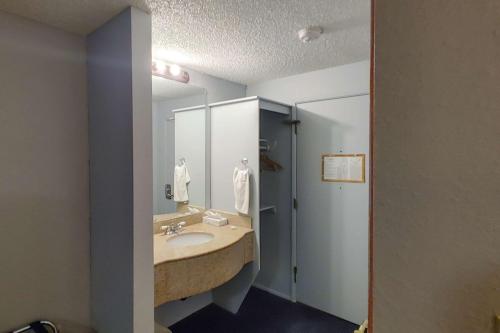 西塔科西塔罗德维旅馆的一间带水槽和镜子的浴室