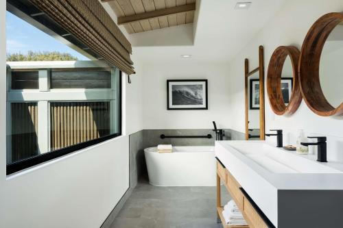 哈纳Hana-Maui Resort, a Destination by Hyatt Residence的浴室配有白色水槽和浴缸。