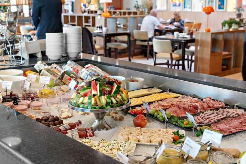 兰德维特Landvetter Airport Hotel, Best Western Premier Collection的包含多种不同食物的自助餐