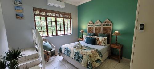 绍斯布鲁姆3 Lagoon Getaways的一间卧室设有一张床和一个窗口