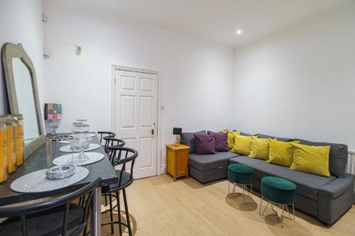 伦敦Larger Groups Apartment with Garden and Parking的客厅配有沙发和桌椅