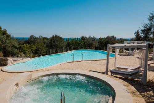 马里蒂玛Marenea Suite Hotel - CDSHotels的一个带热水浴缸的大型游泳池