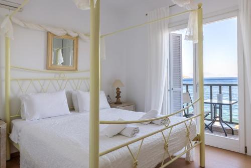 里瓦的亚Uno Apartment 1st Floor的一间卧室设有一张床,享有海景