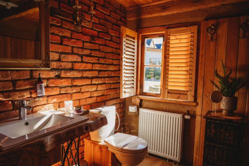 Stare MiastoSkansen Bicz Resort的木制浴室设有卫生间和水槽